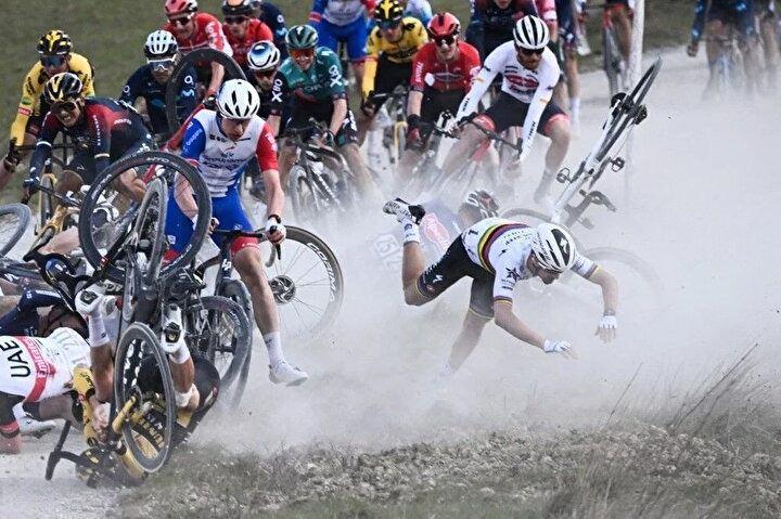 <p>QuickStep - AlphaVinyl Fransız binicisi Julian Alaphilippe (sağda), 5 Mart 2022'de İtalya'da Siena ve Siena arasındaki 184 km'lik Strade Bianche (Beyaz Yollar) adlı 16. bir günlük klasik bisiklet yarışı sırasında düşüyor.<br />
</p>