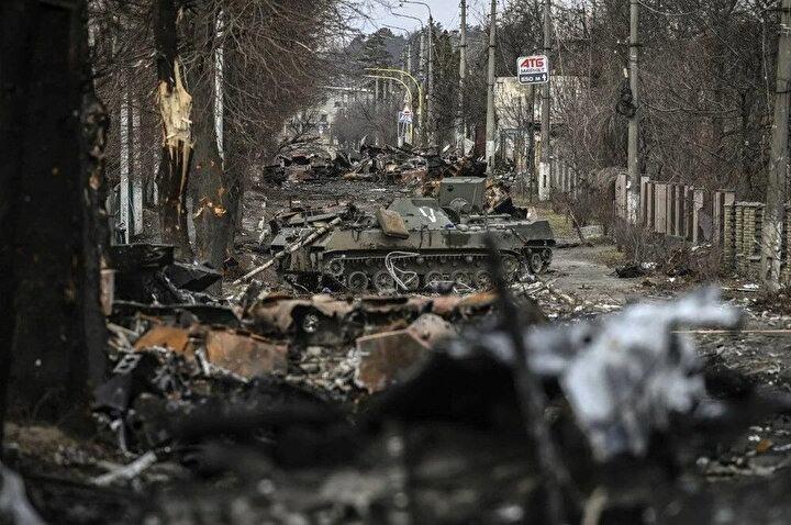 <p>4 Mart 2022'de Kiev'in batısındaki Bucha şehrinde imha edilmiş Rus zırhlı araçları caddeyi sıralıyor. Bucha'daki bu görüntüler Moskova'ya işgal harekatının beklendiği kadar kolay olmayacağını gösterdi.<br />
 </p>
