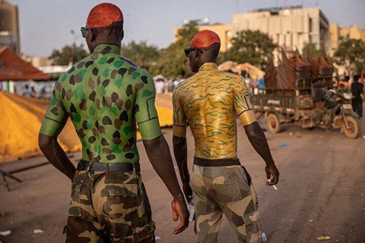 <p>19 Şubat 2022'de Burkina Faso'nun başkenti Ouagadougou'da orduya desteklerini göstermek için düzenlenen bir toplantı sırasında askeri vücut boyayan adamlar yürüyor<br />
 </p>
