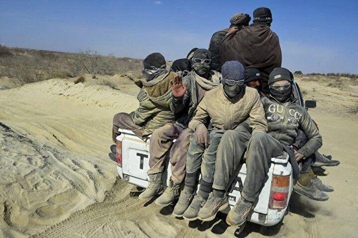 <p>17 Şubat 2022'de çekilen bu fotoğrafta Afgan göçmenler bir kamyonetin arkasında Nimruz'da Afganistan-İran sınırına doğru çöl yolunda ilerliyorlar. Afganistan'ın güneybatısındaki bir sınır kasabası olan Zaranj'da insan kaçakçıları, sürgün akışının günde 5.000 ila 6.000'e ulaştığını söylüyor - bu, Taliban'ın Ağustos ayında iktidara dönmesinden öncekinden dört kat daha fazla.<br />
 </p>
