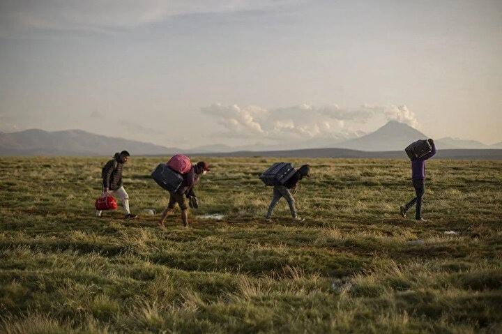 <p>Göçmenler, 2 Şubat 2022'de Colchane'deki Bolivya sınırından Şili'ye yasadışı yollardan geçiyor.<br />
 </p>
