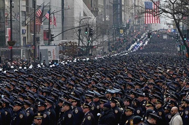 <p>New York polis memurları, 2 Şubat 2022'de New York'ta NYPD memuru Wilbert Mora'nın cenazesi için bir araya geliyor. 27 yaşındaki Mora, eşi Jason Rivera ile birlikte 21 Ocak'ta bir aile içi şiddet acil durumuna müdahale ederken öldürüldü.<br />
 </p>
