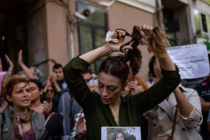 <p>Türkiye'de yaşayan İranlı Nasibe Samsaei, ahlak polisi tarafından gözaltında alındıktan sonra ölen Mahsa Amini protestoları kapsamında İstanbul'daki İran konsolosluğu önünde saçını kesti.<br />
 </p>

