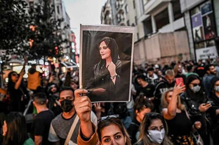 <p>İstanbul, Taksim'deki İstiklal Caddesi'nde düzenlenen Mahsa Amini protestolarında bir kadın Amini'nin fotoğrafını tutuyor.<br />
 </p>

