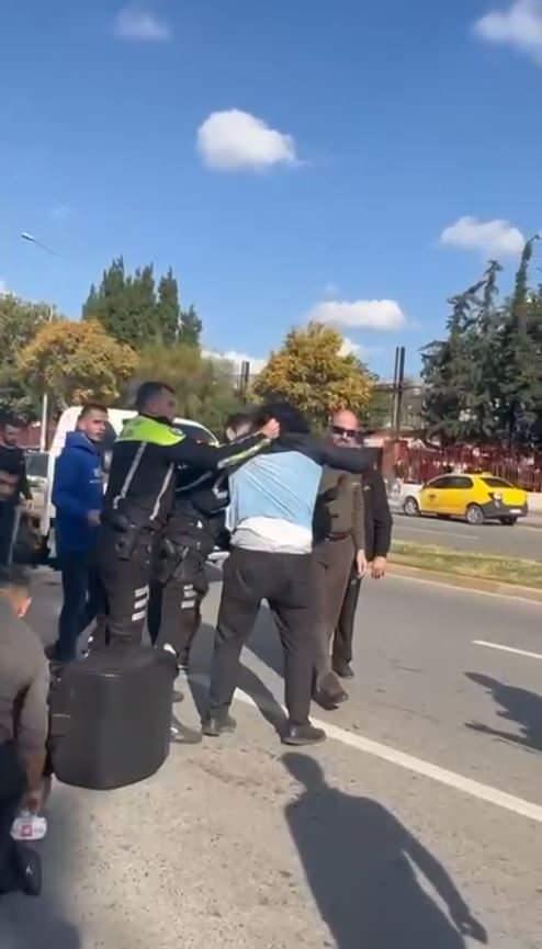 <p><strong>3 POLİS MEMURUNU YARALADI</strong></p>
<p> </p>
<p>Olayda 3 polis yüzünden yaralandı. Bir polisin dudaklarının ise yarıldığı öğrenildi. Öte yandan, kavgayı ayırmak isteyen bir vatandaş da yaralandı.</p>