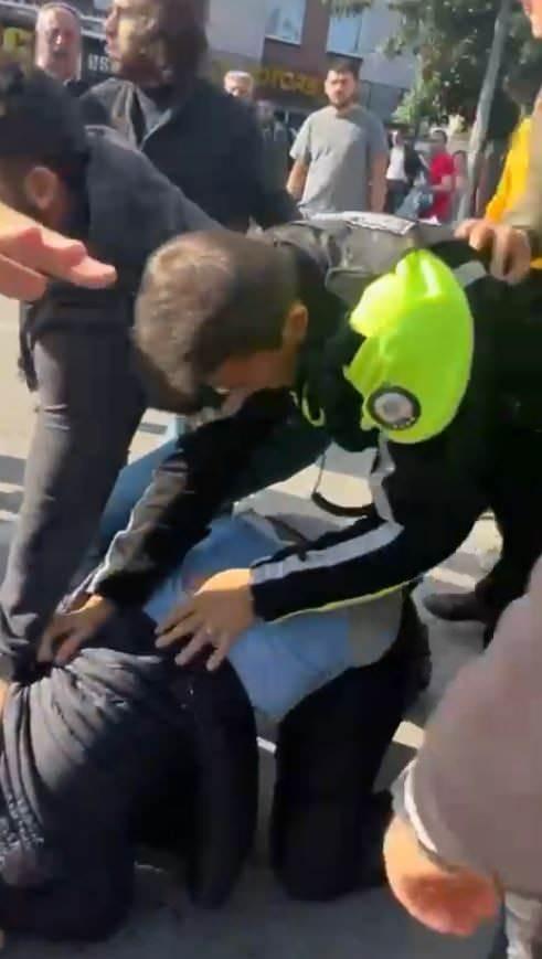 <p> Şahıs vatandaşların da yardım etmesi ile güçlükle etkisiz hale getirildi.</p>
