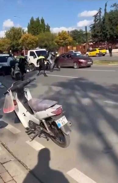 <p>Vatandaşların linç etmek istediği şahsı yine polisler vatandaşların elinden aldı.</p>