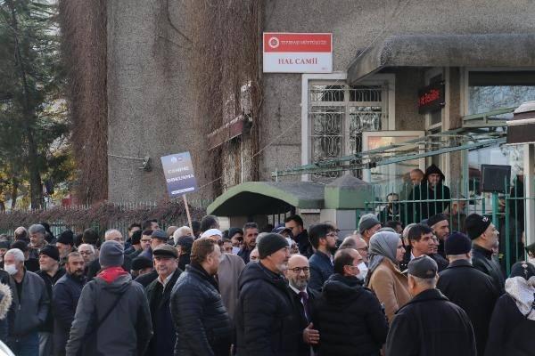 <p>Halkımızın yoğun bir şekilde yaşadığı bu bölgede yapılacak yeni bir camiye bizlerin hiçbir itirazı olmaz. Hatta buna destek bile veririz. Yeni bir cami inşa etmenin şartı bulunan mevcut camiyi yıkmak olamaz. Hal Camii önünden, Tepebaşı Belediyesi ve Büyükşehir Belediyesi yetkililerine bu karardan vazgeçmeleri konusunda çağrıda bulunuyoruz" dedi.</p>
