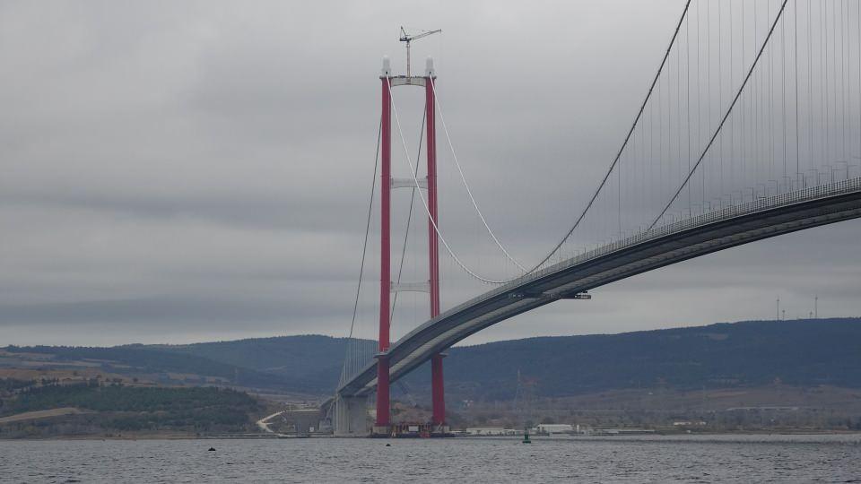 <p>770'er metre kenar açıklıklarla toplam 3 bin 563 metre uzunluğundaki köprü, 365 ve 680 metrelik yaklaşım viyadükleriyle toplam 4 bin 608 metre geçiş uzunluğuna sahip. </p>