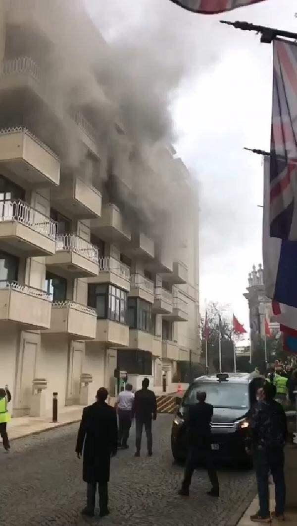 <p>"HER YER KARANLIK OLDU"</p>
<p> </p>
<p> Otelin 100 metre ilerisinde veteriner kliniğinde çalışan Merve Koçbey, "Olayı gördüğümde henüz itfaiye ekibi gelmemişti. Çok duman vardı, her yer karanlık oldu. Polisler koşmaya başladı" diye konuştu.</p>