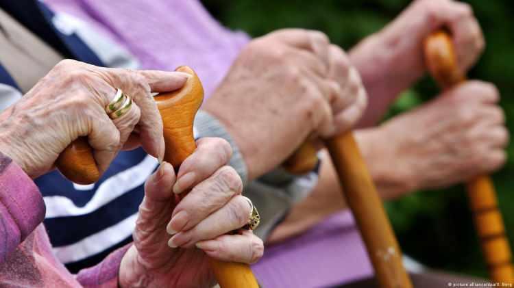 <p>Almanya'daki sağlık harcamalarının yüzde 85’i, 65 yaş üstü hastalara için yapılıyor. Şu an bizde bu oran düşük ancak yaklaşık 20 yıl sonra toplum Almanya’da olduğu gibi yaşlı bir nüfusa sahip olacak, bu da sağlık harcamalarının Almanya gibi yaşlı nüfusa sahip ülkelerdeki gibi büyük çoğunluğunun yaşlı bireylerin, tedavileri, bakımına sağlanacağını göstermektedir.</p>