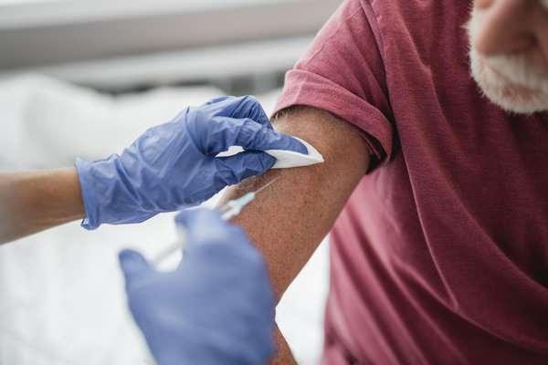 <p>Yaşlı bir nüfusa sahip olmak, bakıma muhtaç olan ve yaşlılığa bağlı hastalıklara (Alzheimer, Parkinson, Kanser gibi) yatkınlığı olan bireylerin sayısında doğru orantılı olarak artışa sebep olacaktır. </p>