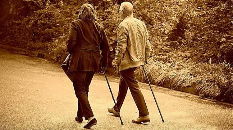 <p>Öncelikli hedefimiz toplumda sağlıklı yaşlanma olgusunun oluşturulması için Moleküler Biyoloji ve Genetik tabanlı modellemelerin oluşturulması, hücresel ve kişiye özgü terapiyi ileri tekniklerle nasıl geliştirebiliriz, bunu tedavi için nasıl kullanabileceğimizi belirlemek istiyoruz. Teorik olarak tedavi mümkün ama ciddi bir yatırım ve çokça çalışılmak gerekiyor”.</p>