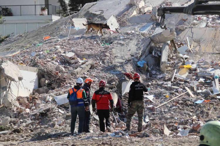 <p>Mahkeme heyeti, sanık Doğan’a yerel mahkemece verilen 18 yıl hapis cezasını düşürerek, sanığın ‘Bilinçli taksirle birden fazla kişinin ölümüne ve yaralanmasına sebebiyet vermek’ suçundan 15 yıl hapis cezasına çarptırılmasına ve tutukluluk halinin devamına karar verdi.</p>
