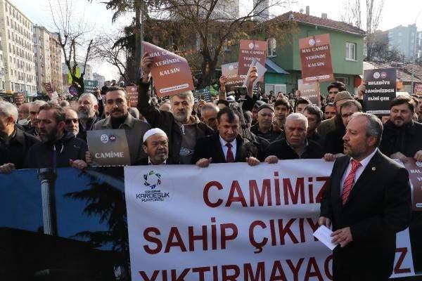 <p>Yine 2000 tarihli ve 2004 tarihli 1/1000 ölçekli imar planında yol ve konut sahasına isabet etmektedir. 2022 yılı 1/5000 ölçekli revizyon imar planında yol ve ticaret konut turizm alanına isabet etmektedir. Ayrıca Hal Camii’nin kendisine ait tapusu da bulunmamaktadır. Buna rağmen söz konusu caminin fabrikalar bölgesindeki yerine inşa edilmeden yıkılması kesinlikle söz konusu değildir" denildi.</p>
