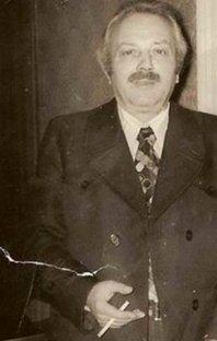 <p><strong>1947'de amatör oyunculuğu geride bırakarak Sadi Tek Tiyatrosu'nda profesyonel oyuncu oldu</strong></p>