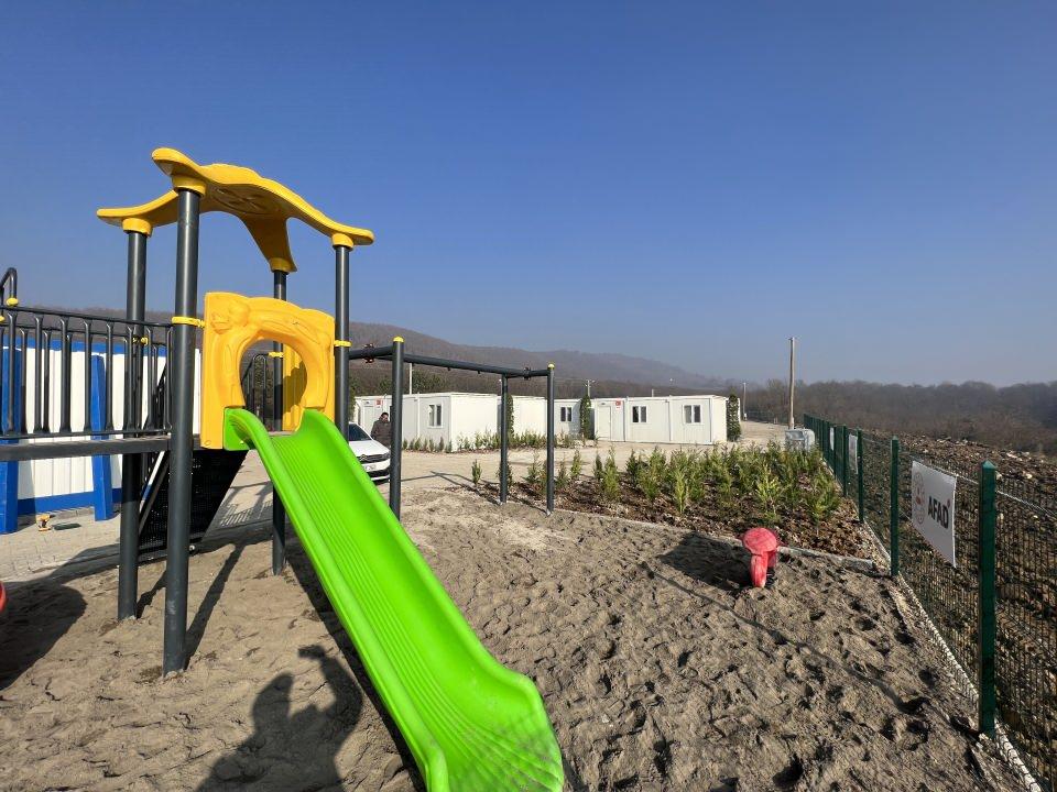 <p>Öte yandan şehirde ikinci konteyner kent için alan belirleme çalışmaları tamamlanırken, 36 konteynerın pazar gününe kadar şehre gelmesi bekleniyor.</p>
