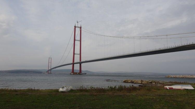 <p>Çanakkale Deniz Zaferi'nin kazanıldığı 18 Mart'ı simgeleyen 1915 Çanakkale Köprüsü’nün Asya ve Avrupa Yakasındaki 318 metrelik kulelerinin üzerine, Çanakkale Savaşı kahramanlarından Seyit Onbaşı’nın sırtlayarak kaldırdığı 4 top mermisi figürü yerleştirildi.</p>