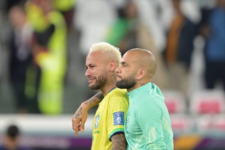<p>Katar'ın ev sahipliğinde düzenlenen 2022 FIFA Dünya Kupası çeyrek final maçında Hırvatistan ile Brezilya, Eğitim Şehri Stadyumu'nda karşılaştı. Çeyrek finalde elenen Brezilya takımı oyuncusu Neymar (10) ve Dani Alves üzüntü yaşadı.</p>

