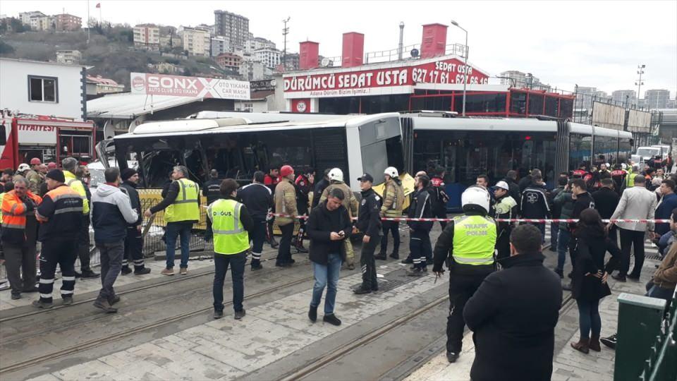 <p>Kazada 1'i ağır 11 kişi yaralandı. İETT otobüsünde sıkışan 1 kişi itfaiye ekiplerince kurtarıldı. Yaralılar, ambulansla hastaneye kaldırıldı. İtfaiye ve sağlık ekiplerinin bölgedeki çalışmaları sürüyor.</p>

<p> </p>
