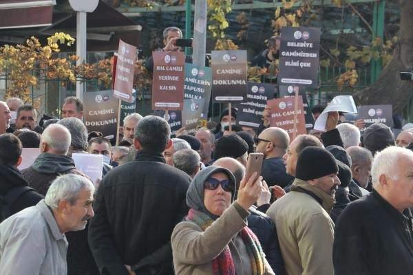 <p>Büyükşehir Belediye Meclisi'nde, caminin 1998, 2000 ve 2004 tarihli 1/1000 ölçekli imar planında yol ve konut sahasında kaldığı, 2022 yılı 1/5000 ölçekli revizyon imar planında ise yol, ticaret, konut ve turizm alanına isabet ettiği belirtilerek yenisinin yapılarak mevcut Hal Camii'nin yıkılması görüşüldü. </p>