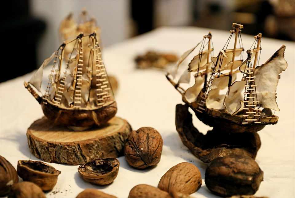 <p>Kabukları nasıl değerlendirebileceğini düşünürken tekne yapmaya karar veren Batı, kimini filmlerden kimini animasyonlardan gördüğü korsan ve savaş gemilerini "ceviz kabuklarına" sığdırdı.</p>

<p> </p>
