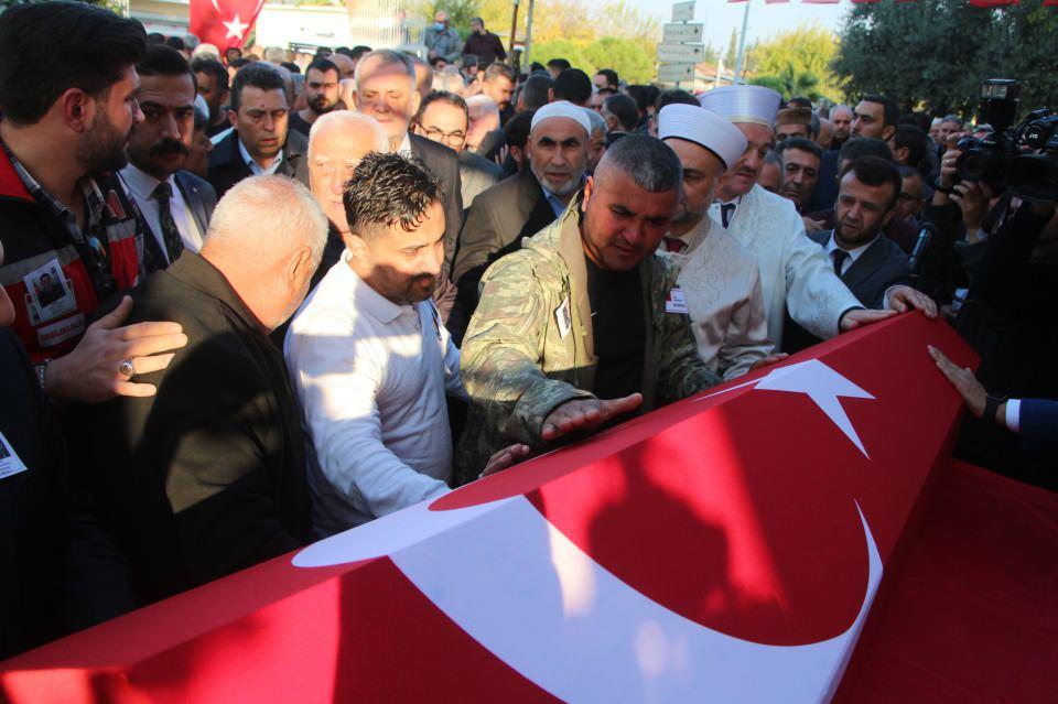 <p>Törende amca İbrahim Duman, şehidin 1 yaşındaki oğlu Ömer'i kucağına aldı. Amca Duman, küçük Ömer'e, "Babana mı bakıyorsun, baban melek oldu" dedi.</p>

<p> </p>
