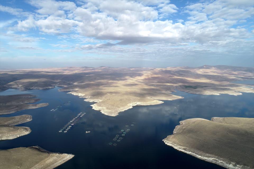 <p>Firma, Kayseri'nin Pınarbaşı ilçesindeki tesislerinde yumurtadan yavruya dönüştürdüğü balıkları Çamlıgöze Baraj Gölü'ne getirerek somon adayına dönüştürüyor. Burada 500 gram ile 1 kilogram arası büyüklüğe ulaşan alabalıklar, Karadeniz'e gönderiliyor.</p>

<p> </p>
