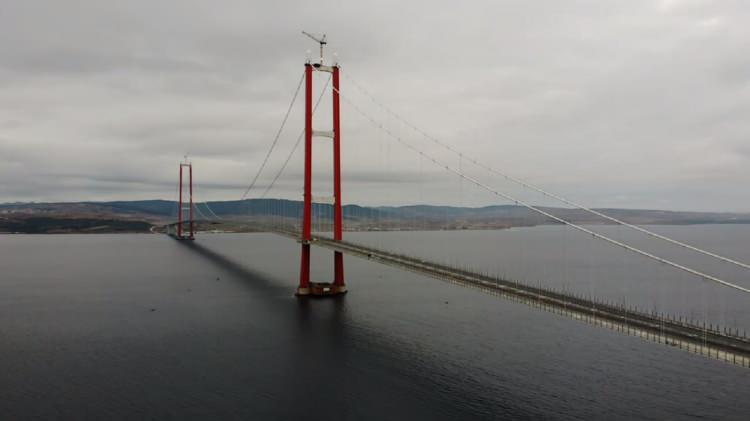 <p>Türkiye'nin en büyük projeleri arasında yer alan dünyanın en uzun orta açıklıklı 1915 Çanakkale Köprüsü ve Malkara-Çanakkale Otoyolu açılışı, 18 Mart 2022 tarihinde Cumhurbaşkanı Recep Tayyip Erdoğan tarafından yapılmıştı.</p>

