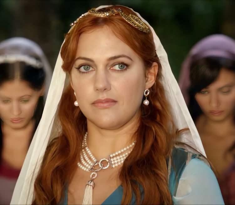 <p><span style="color:#000000"><strong>Uzun zamandır ortalıkta g&ouml;r&uuml;nmeyen Uzerli'nin programdaki g&ouml;r&uuml;nt&uuml;s&uuml; hayranlarının ağzını a&ccedil;ık bıraktı.&nbsp;</strong></span></p>
