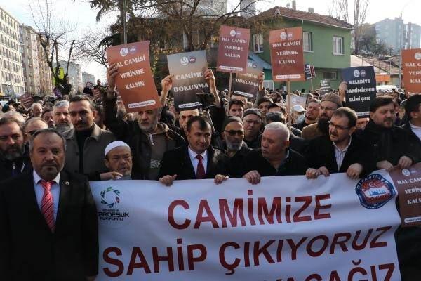 <p><strong>TEPEBAŞI BELEDİYESİ'NDEN AÇIKLAMA</strong></p>

<p>Tepebaşı Belediyesi, Hal Camii'nin yıkılmasına ilişkin açıklama yaptı. Caminin imar planlarında yol, konut ve ticaret sahası gibi alanlara isabet ettiğini ve yeni yapılacak olan caminin tamamlanmasının ardından yıkılacağının belirtildiği açıklamada, "Söz konusu Hal Camii, 1998 onaylı İmar Planında yol ve konut sahasına isabet etmektedir. </p>
