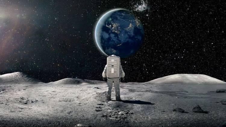 <p>Bu tahminlerin arasında yumuşak bir Snoopy oyuncağı, kuş benzeri bir sembol ve Frank Sinatra'nın Fly Me To Tke Moon şarkısını ilk beş notası gibi algılanan CBAGF harflerinin bulunduğu sarı bir etiket görünüyor.</p>
<p> </p>