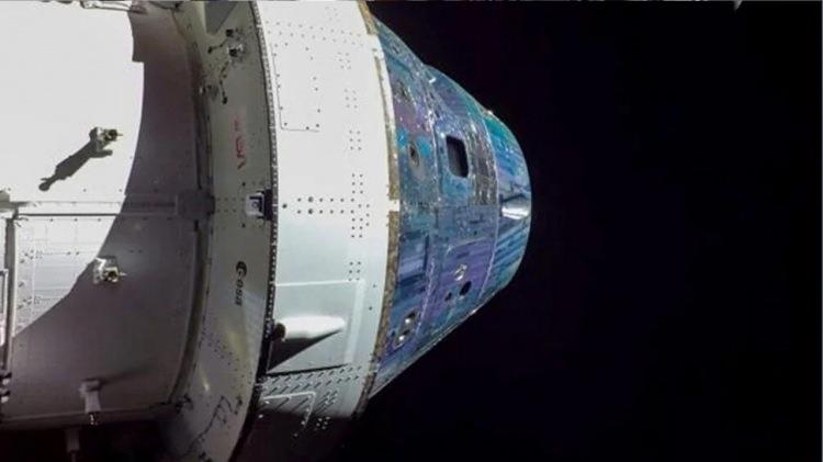 <p>Kırmızı kuş sembolünün bir kartal olduğu ve Neil Armstrong ve Buzz Aldrin'İ Ay'a götüren Ay modüşü Eaglw'e (kartal) gönderme olduğu düşünülüyor. 20 Temmuz 1969 tarihinde Armstrong NASA'ya "Kartal indi" demişti.</p>
<p> </p>