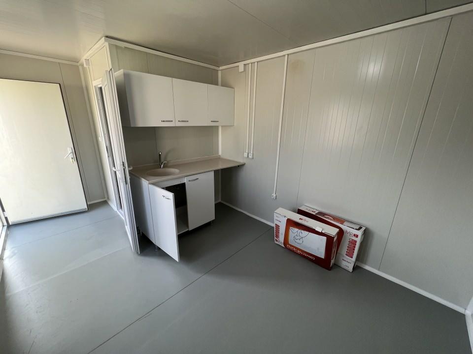 <p>Ağır hasarlı binalar belirlendi. Yıkım çalışmaları yapıldı. Çok kısa bir süre içerisinde buraya konteyner kent kuruldu. Çocuk parkından okulla kadar her şey düşünülmüş. Komşularımız için güzel bir yaşam alanı oluşturulmuş. Devletimize ve ilgili kuruluşlara teşekkür ederim” ifadelerini kullandı.<br />
 </p>

