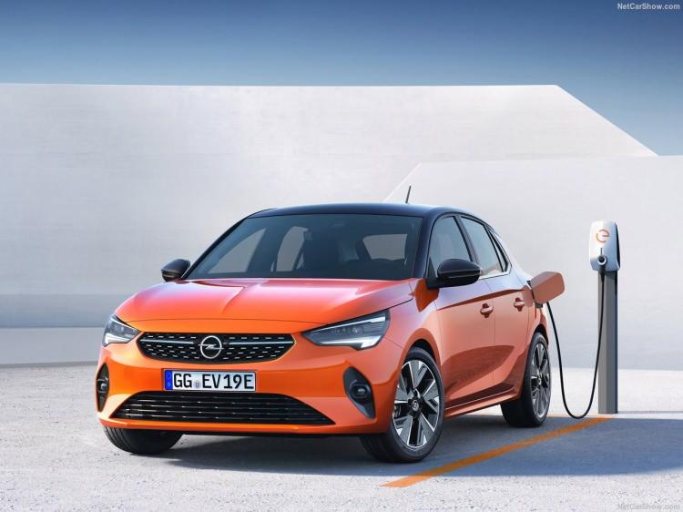 <p>Buna ek olarak; Opel Corsa-e’de 8 yıl/160.000 km batarya garantisi de standart. Altıncı nesil Corsa’nın tamamen elektrikli versiyonu, 136 HP gücünde bir motora sahip ve kullanıcısına 350 km’ye** ulaşan menzil sunabiliyor.</p>
