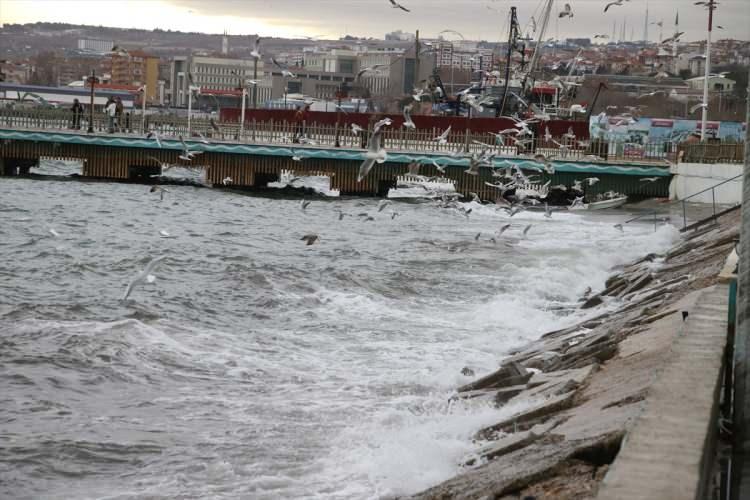 <p>Çorlu ilçesinde ise Atatürk Havalimanı'ndaki bazı eğitim uçuşlarına bir gün ara verildi.</p>
<p>Lodos, deniz ulaşımında aksamalara yol açtı.</p>