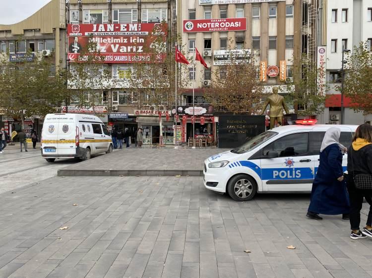 <p><strong>ÇOCUK VE ANNE GÖZALTINA ALINDI</strong></p>

<p> </p>

<p>13 yaşındaki O.Ş. ve annesi R.Ş. (38) olay yerinde polis ekiplerince gözaltına alındı. Olay sonrası yaralı adama müdahale edilmesi ise bölgede cep telefonu kameralarıyla kaydedildi. </p>
