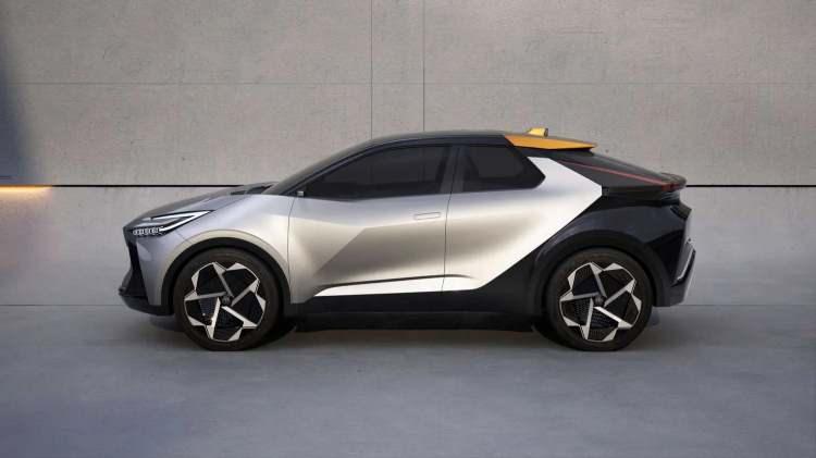 <p>Japon üretici henüz yeni Toyota C-HR hakkında teknik detay vermekten kaçınıyor. Ancak şirket, yeni modelde ön-arka çıkıntıların selefine göre daha az olduğunun ve daha pratik bir iç mekân sunulduğunun altını çiziyor. Bu da akıllara aks mesafesinin uzamış olabileceği ihtimalini getiriyor. Bunun dışında, standart hibrit versiyona eklenecek olan PHEV yani şarj edilebilir hibrit versiyon da yeni neslin sürprizi olacak.</p>

<p> </p>
