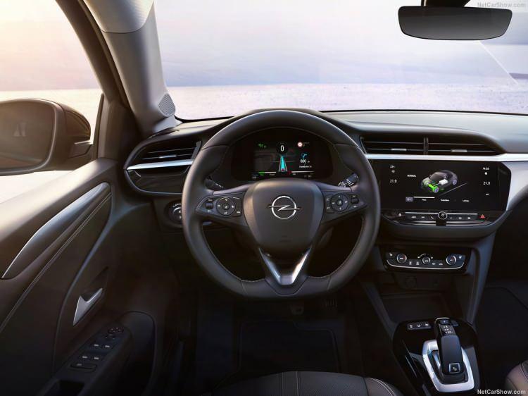 <p>Opel'den yapılan açıklamaya göre, Opel Corsa-e, sadece sabit mıknatıslı senkron motoruyla değil, aynı zamanda önceki nesillerin kompakt dış boyutlarını koruyan sportif tasarımıyla da dinamik sürüş özellikleri sunuyor.</p>
