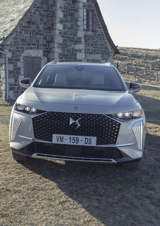 <p>Yeni DS 7, 130 HP’lik BlueHDi (Dizel), 225 HP’lik PureTech (Benzinli) ve 300 HP’lik E-TENSE 4x4 (Şarj edilebilir hibrit) güç üniteleriyle satılmaya başlandı.</p>
