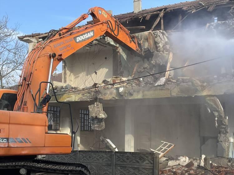 <p>Cumayeri ilçesinde iki katlı evi yıkılan Mensur Demirel, AA muhabirine, yetkililerin depremin ardından evine gelerek incelemelerde bulunduğunu söyledi.</p>

