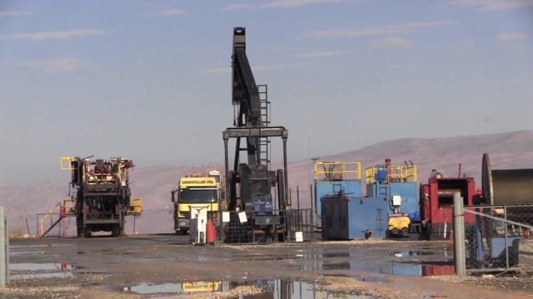<p> Adını şehit bomba imha uzmanı Esma Çevik'ten alan bölgede 2019 yılında petrol arama çalışmaları başlatan Türkiye Petrolleri Anonim Ortaklığı, 2020 yılında petrol buldu. Petrol sahasındaki 14 kuyuda çalışmalar devam ederken, ortalama günlük 5 bin varil petrol üretimi yapılıyor. </p>