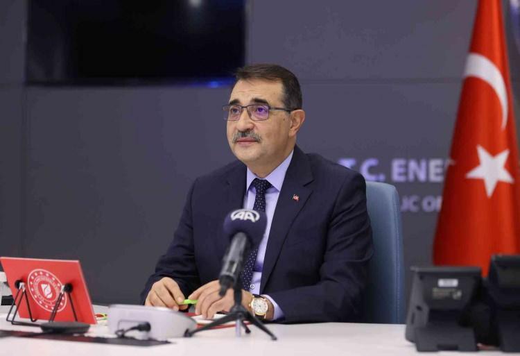 <p><strong>BAKAN DÖNMEZ’DEN YENİ MÜJDE SİNYALİ</strong></p>
<p>Şırnak'ta yapılan petrol arama çalışmalarına ilişkin konuşan Bakan Dönmez, o bölgelerde yaklaşık bir yıldır sismik araştırmalarına yoğunluk verildiğini söyledi.</p>
<p> </p>