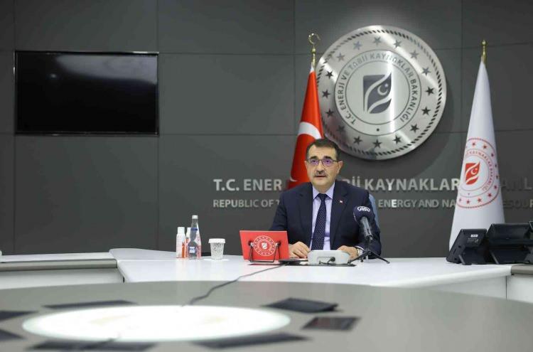 <p>Bakan Fatih Dönmez, "Yaklaşık 1 yıldır Şırnak’ta sismik araştırmalara yoğunluk verdik. Sondajlarımızı yaptık. Gabar Dağı ve civarında 4 kuyuda üretim var. Gabar dağının bir başka bölgesi daha var. </p>