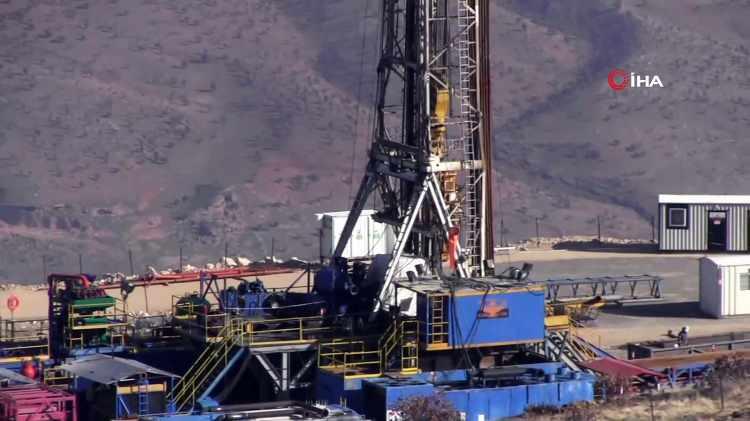 <p>Ham petrolün rezerv ve kalitesine göre üretim kuyusu açılıp açılmayacağı konusunda karar verileceği belirtildi.</p>
<p> </p>