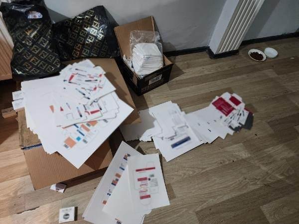 <p>Yapılan araştırmalarda ilaçların, yerleşim alanlarında bulunan apartman ve dairelerde üretilerek depolandığı, depolanan sahte ilaçların halk sağlığını hiçe sayarak ülkemizde ve başka ülkelerde piyasaya sürülmek için hazırlık yapıldığı belirlendi.</p>
