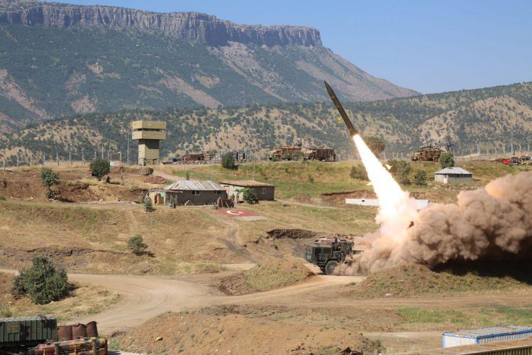 <p><strong>POLONYA'DA YAKINDAN İLGİLENİYOR</strong></p>
<p> </p>
<p>Bu alandaki ihracat faaliyetleri, sadece Endonezya ile sınırlı değil. Eylül ayında Roketsan, topçu roketleriyle ilgili olarak Polonya Savunma Bakanlığı ile bir mutabakat imzalamıştı. Her geçen gün silahlanma faaliyetlerini arttıran Polonya Ordusu, yakında Roketsan ürünlerinin yeni kullanıcısı olabilir. Polonya’ya ilaveten Bangladeş’in; TRG-300 ve TRG-230 Karadan Karaya Füze Sistemleri ile TEBER Güdüm Kiti’ni tedarik ettiğini, yine özel haberimizde sizlere aktarmıştık.</p>