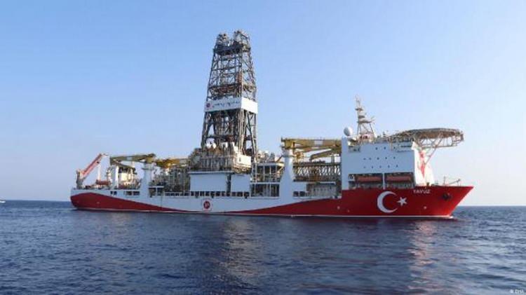 <p>Doğu Akdeniz'deki doğal gaz, hidrokarbon, enerji ve diğer alanlardaki gelişmelerin KKTC'nin bölgedeki politik ve stratejik değerini arttırdığına dikkati çeken Tatar, bu anlamda ülkenin hava sahası, FIR Hattı ve deniz yetki alanlarında hakim olmasının önemine işaret etti.</p>