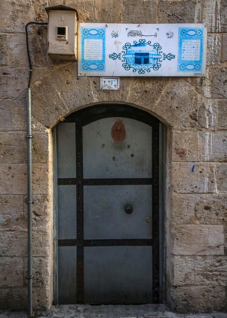 <p>Hacı süsleme sanatının bilinen ilk ustalarının 1960 ve öncesinde Namuslu Ali ve Hacı Reşit Saman olduğu belirlenmiştir. Her iki usta da su anda hayatta değillerdir. </p>