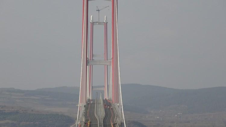 <p>Köprü tabliyesinin iki tarafında bakım onarım amacıyla kullanılacak yürüme yolları yer alıyor.</p>